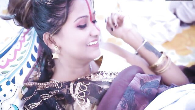 Smiling Indian Bihari bhabhi Sudipa in sexy saree, heavy makeup and jewelry