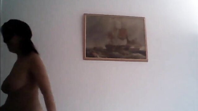 Nude Noemie walks past painting in pizza delivery tease