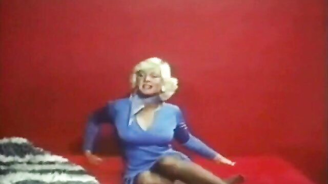 Victoria Rink as Marilyn Monroe in sexy blue dress and stockings