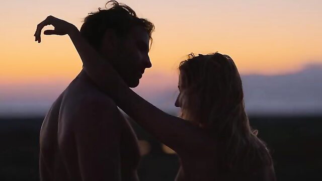 Linda Caridi silhouette naked embrace at sunset, hot tits & body