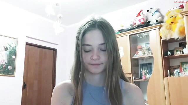 Petite Chaturbate girl Sweet_kiira records herself nude solo