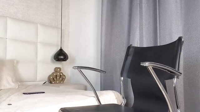 Masculine Indian gay Chaturbate cam model Isaiashunt in hotel bedroom