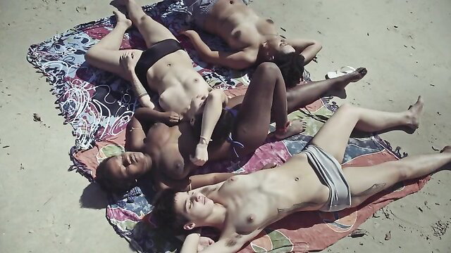 Raíssa Lopes, Yakini Kalid, Lana Lopes nude tits on beach Breakwater 2019