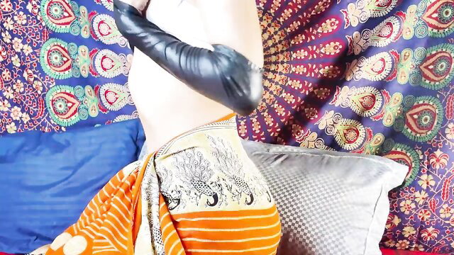 Hot neighbor in saree and latex arm glove bares curves in steamy bedroom tease