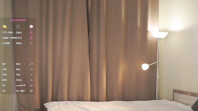 victorianitschke naked blonde live cam show on bed