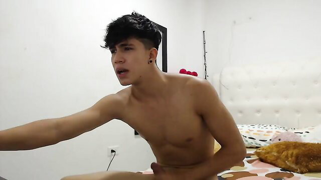 Hot Latino twink Noah Miller nude cam show flexing abs