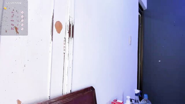 Honey Jenny amateur bedroom thumbnail peeling walls
