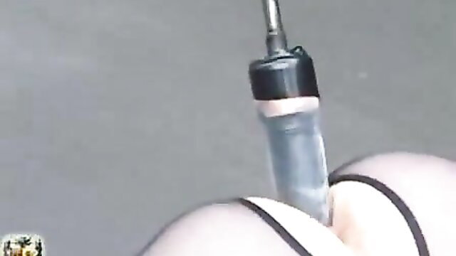 Blonde's pale ass impaled on trunk fuckmachine rod outdoors
