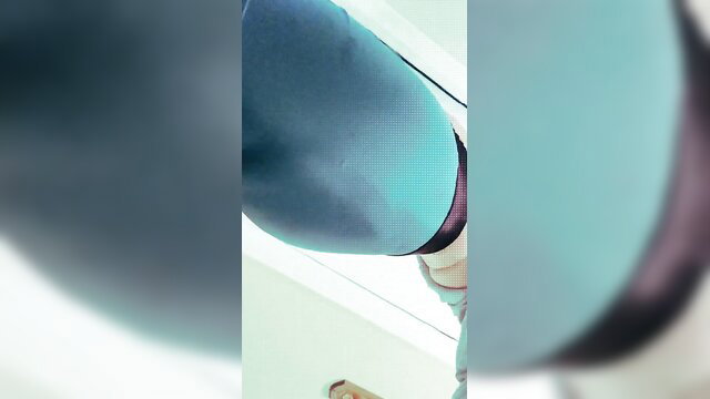 Stinkybutt's big cyan leggings ass closeup, oops tear reveal