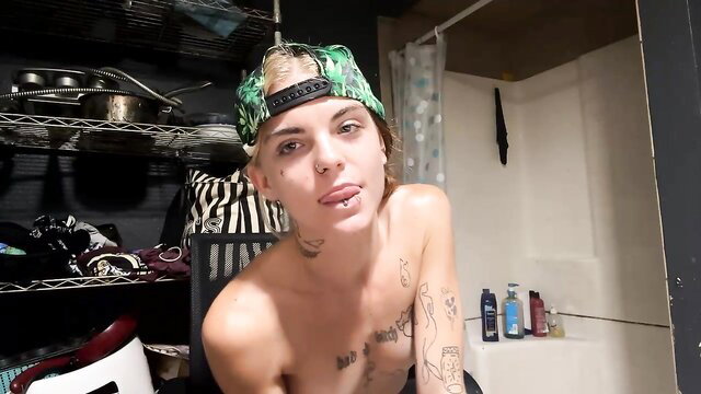 ittybittymeryssa posing shirtless in a bathroom