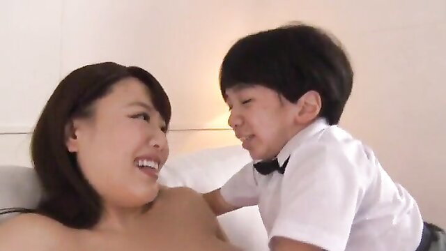 Mao Hamasaki topless with cute midget boy in JAV thumbnail