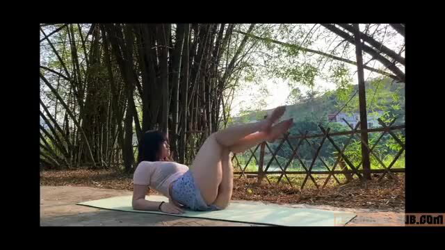 ZhouYiQin pretty Asian girl workout in park exposing pussy