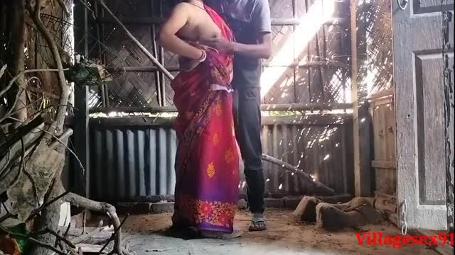 Village wife in red saree fucked doggystyle outdoors