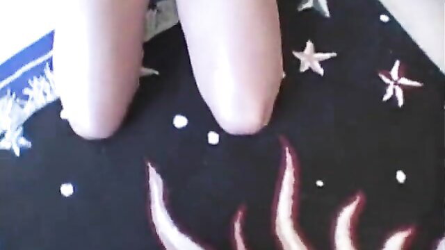 Hairy Tate's pink toes on starry rug in threesome tease