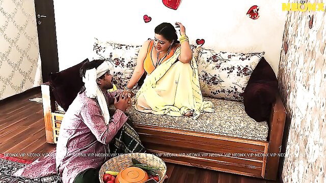 Desi bhabhi in yellow saree gets mehndi from horny man, teasing cleavage