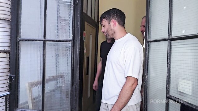 Milf Vittoria with 2 men at washing machine door in extreme DAP prep