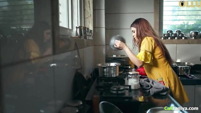 Mana in yellow dress cooking in kitchen, Khidki Kholna Mana Hai