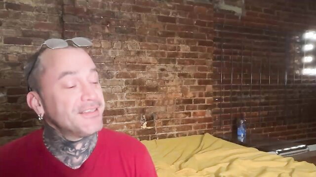 S1avemistressnatalie smiling camgirl closeup, tattooed neck, red top
