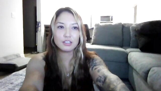 Dreamofjasmine topless camgirl with tattoos and blonde highlights