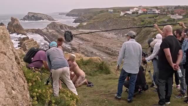 Macarena Lewis nude backstage on rocky beach in erotic film El año de las 10 películas