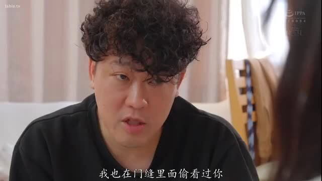 Onoaka Yuika chats intimately in black hoodie, curly hair tease