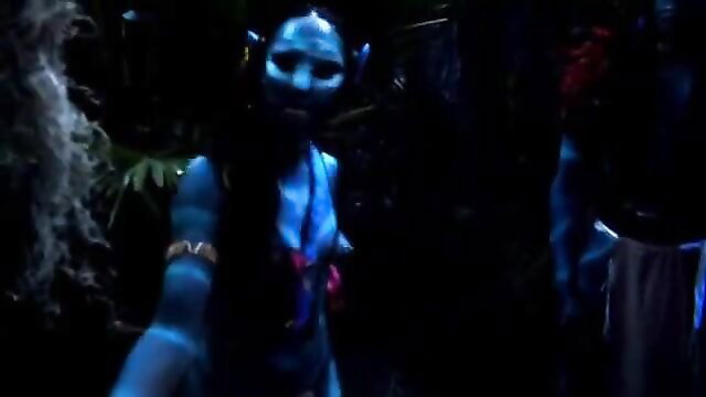 Nikki Hunter as blue Na'vi alien in XXX Avatar parody jungle scene
