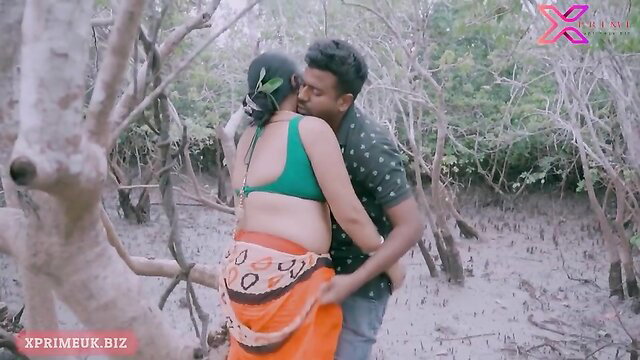 Indian BBW in green bra saree passionately kisses man outdoors