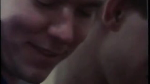 Retro XXX slut with saggy tits smiles close-up in vintage 8mm porn loop