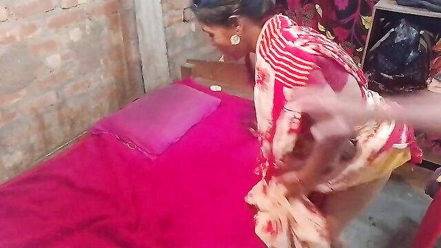 Desi village Indian MILF Rukia bhabhi bending over in saree hookup