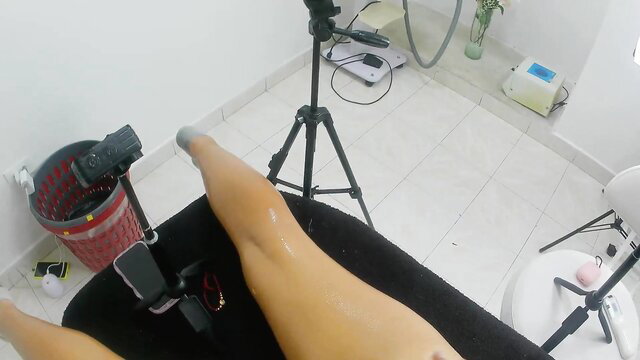 Katrina4deluxe's oiled ebony thigh in homemade massage