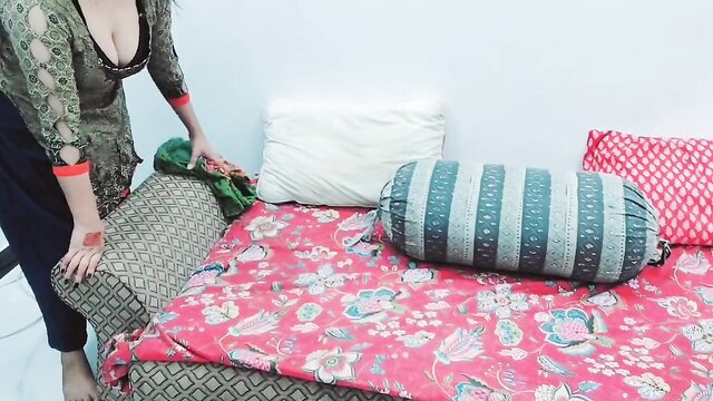 Hot Pakistani MILF in cleavage-baring top arranges bed