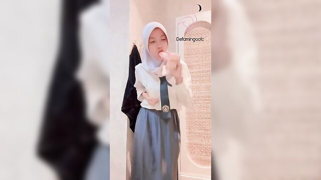 Aina Smith hijab babe sucking dildo in mouth closeup