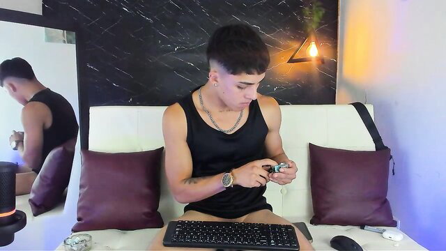 James1lee muscular Latino twink gamer in tank top on cam