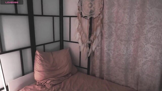 Meedelfi in pink bedroom, amateur Chaturbate tease