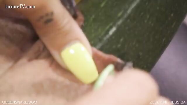 Queensnake Jessica fingers pussy with zucchini dildo in Queensnake Zucchini