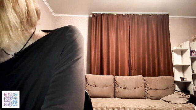 Gigikray Chaturbate blonde cam girl sitting on couch back view