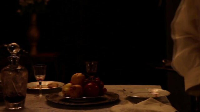 Laura Azcurra in elegant Historia en movimiento dinner scene