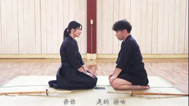 Kendo girl in keikogi kneels with shinai, Motohara Suzu gentle master