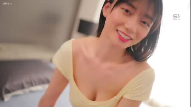 瀬戸環奈 smiles seductively in yellow off-shoulder top, deep cleavage
