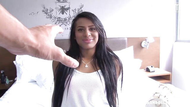 Colombiana Indira Uma smiling in hotel room, picked up for hardcore sex