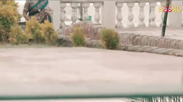 Indian MILF in green saree on balcony, Golden Hol Kooku web series