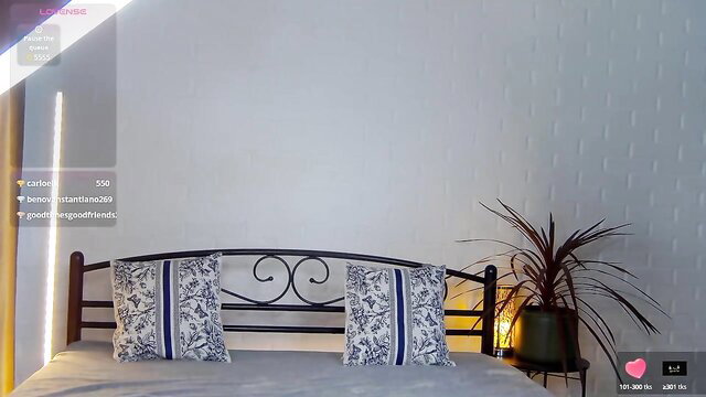 Alyxkinski new skinny Chaturbate babe on bed pillows