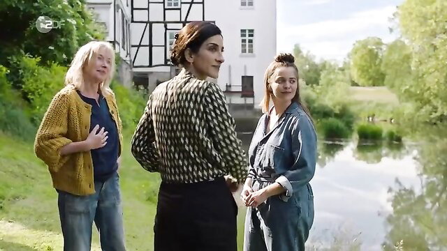 Saman Giraud & cast in Unterm Apfelbaum s01e02 outdoor scene