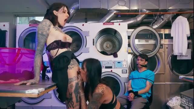 Amy Nosferatu & Bobbi Rose: Inked tgirls cunnilingus in laundry room