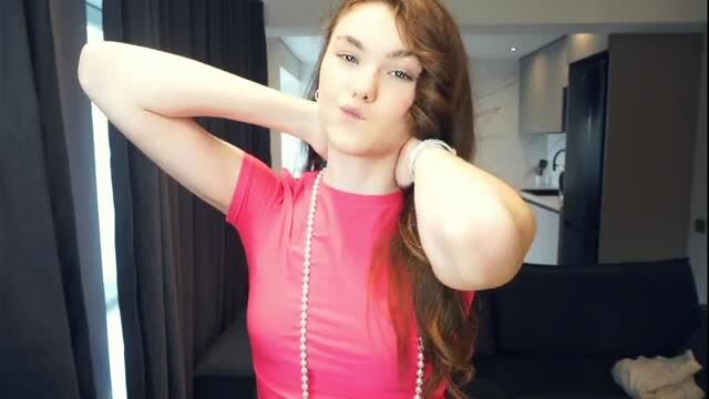 rosysfatcu in pink top with pearl necklace posing on Chaturbate