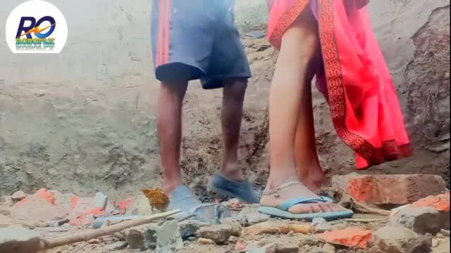Bhabhi in red saree with devar on construction site after hammer play