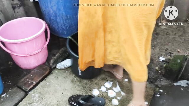 Anita Yadav bhabhi nude washing sexy outdoor video