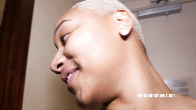 Thickassdaphne closeup smile, sexy ebony phat booty star