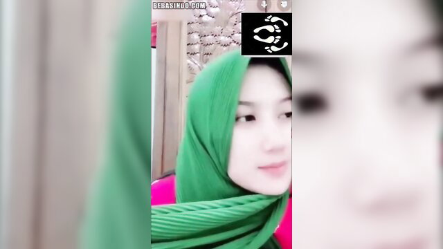 Viral Indonesian jilbab girl in green hijab, sexy closeup face
