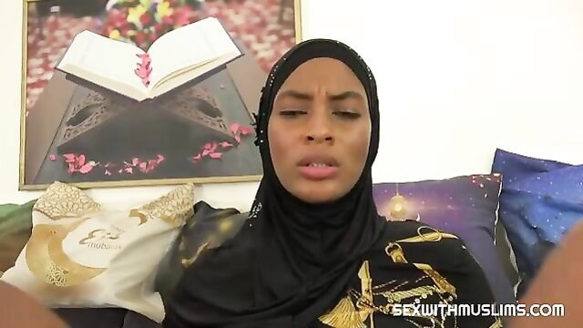 Hijab Muslim babe in side fuck, black niqab and gold abaya